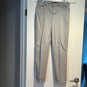 Gloria Vanderbilt Amanda jeans, size 12, very light olive green.